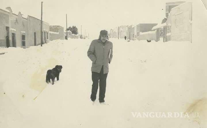 $!Vemos a Inocente García en la calle Zarzo, entre Lafragua y laLlave. Lo acompaña su perro “El Negro”. 1967.