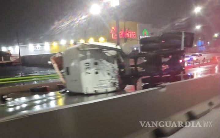 $!El tractocamión de la empresa Alsa quedó recostado sobre uno de sus costados en los carriles del bulevar Fundadores.