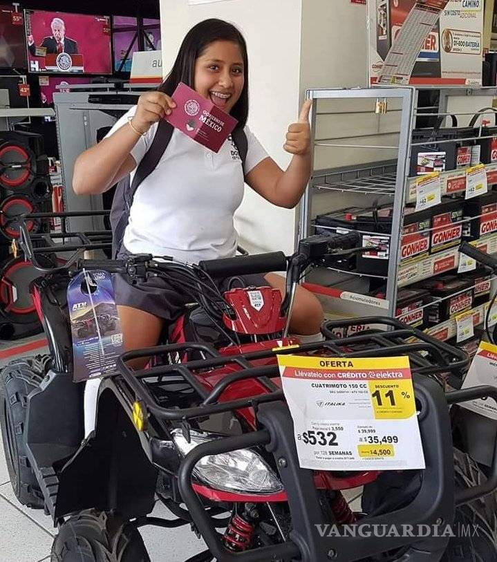 $!En Elektra, frente a 'teibols'; así presumen estudiantes las becas de AMLO