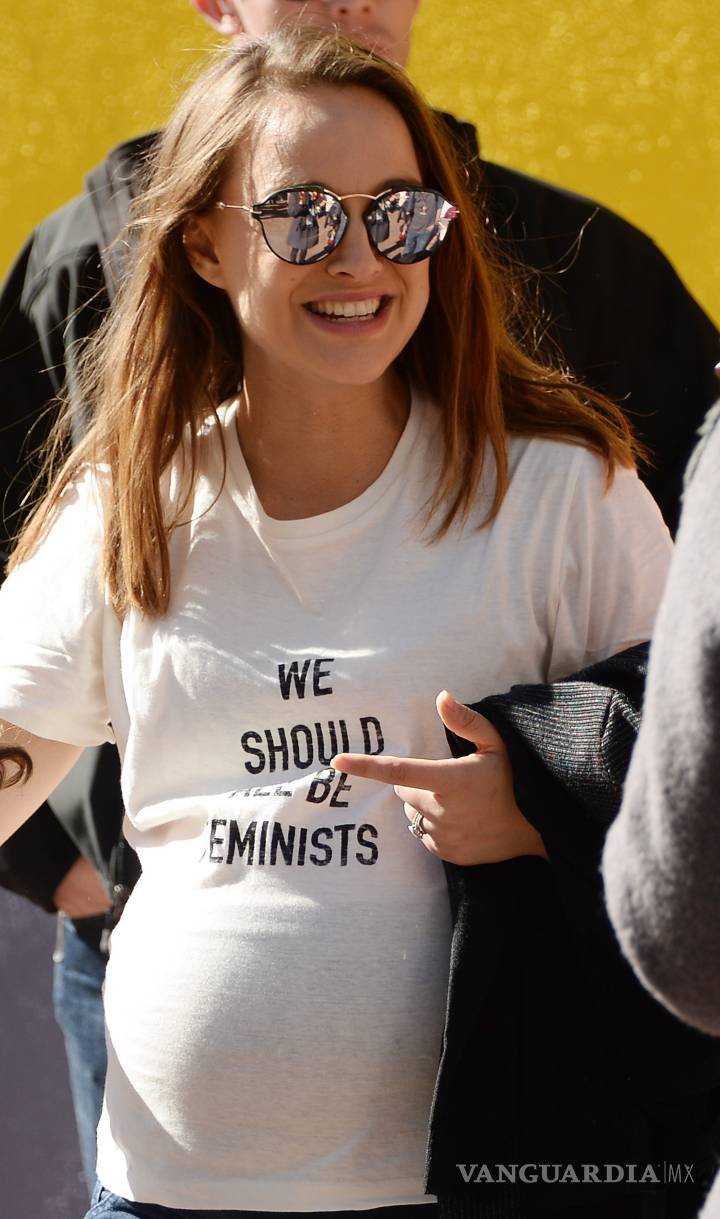 $!Celebridades se suman al símbolo feminista de Dior