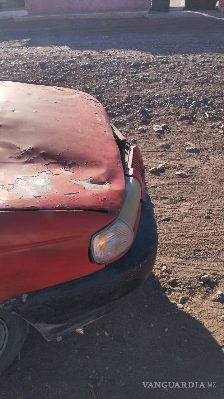 $!La unidad terminó a un costado del camino luego de la colisión con el animal.