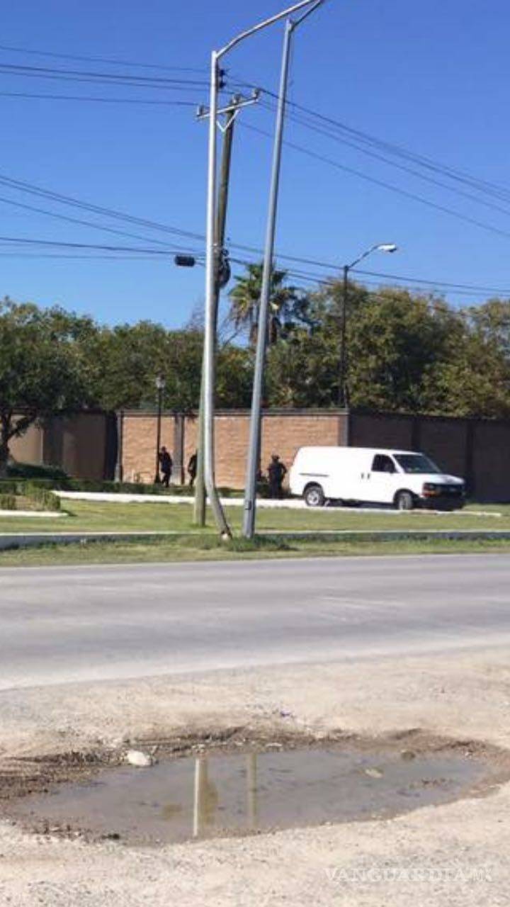 $!Catean federales residencia del dueño de la televisora RCG en Saltillo