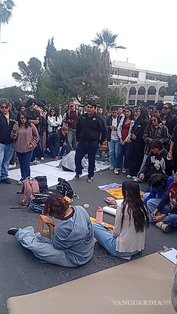 $!Anoche, la dirección del Tecnológico de Saltillo entregó por escrito su respuesta a las demandas planteadas por estudiantes, quienes revisan los compromisos.