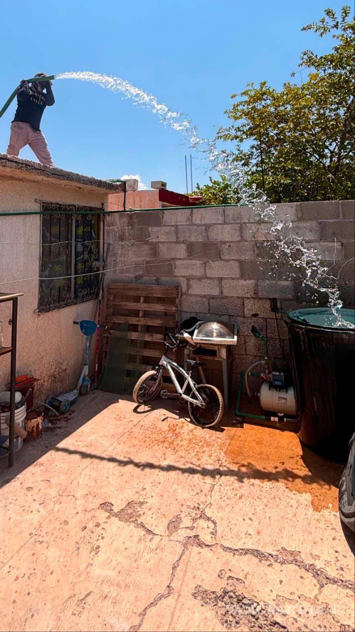 $!Personal del SIMAS distribuyó agua potable mediante pipas en colonias afectadas por la baja presión y la falta de suministro.