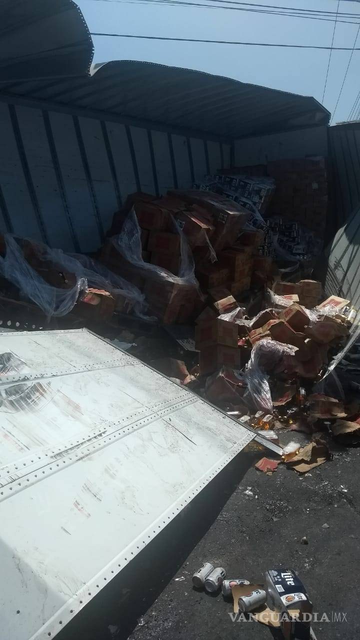 $!Tráiler cargado de cerveza intenta ganarle el paso al tren en Monterrey; la rapiña hizo su aparición