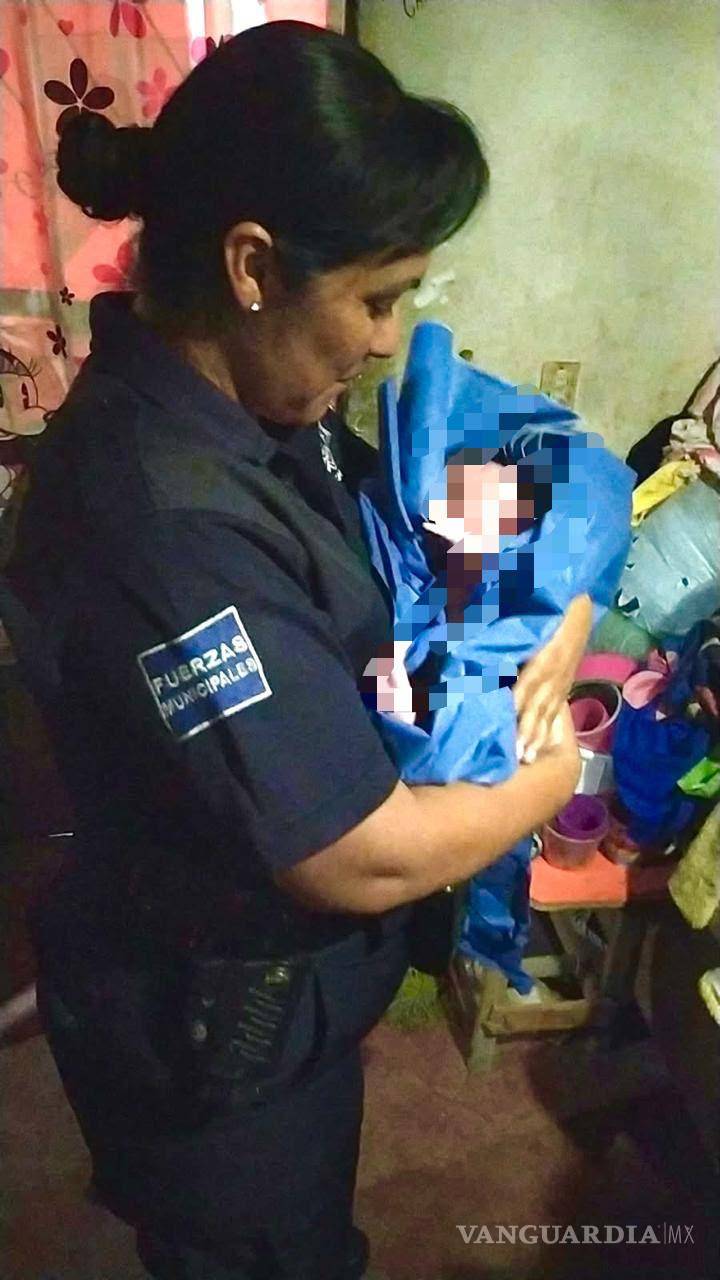 $!Una oficial aplicó sus conocimientos de primeros auxilios para asistir en el nacimiento del bebé.