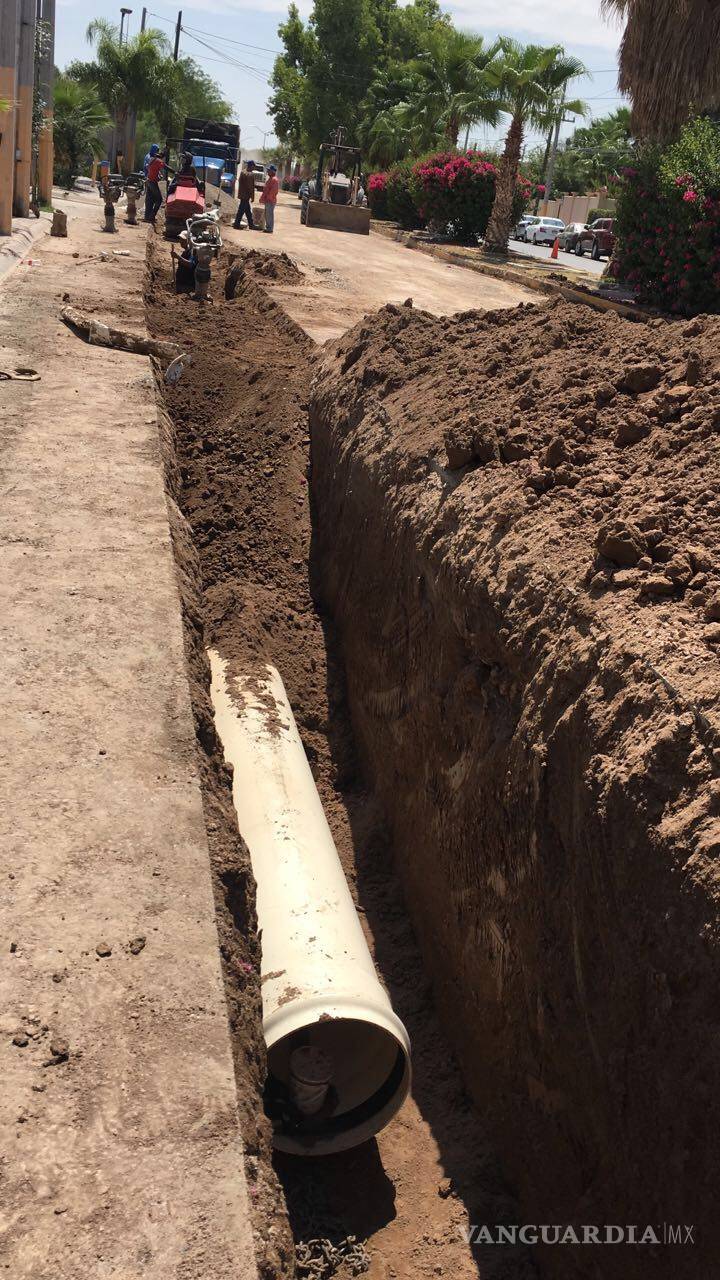 $!Instala Simas Torreón tubería sanitaria en el sector de El Fresno