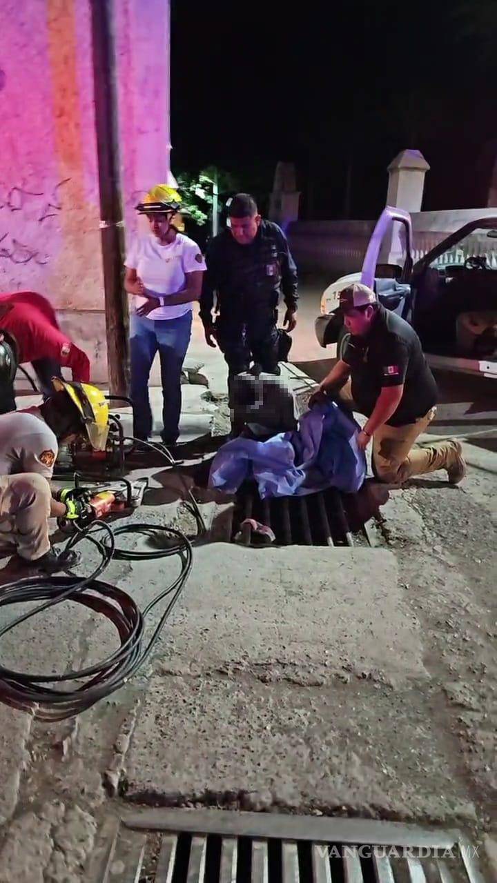 $!Rescatistas utilizaron equipo hidráulico para abrir la rejilla que atrapó al transeúnte.