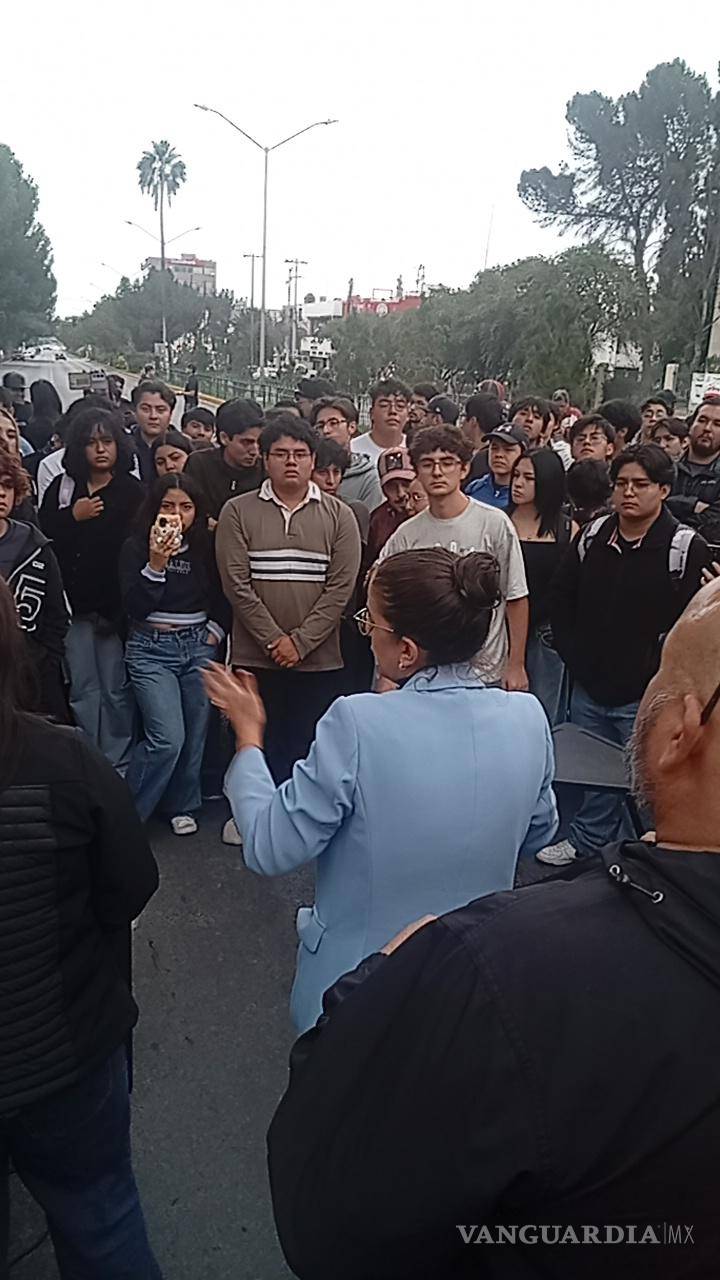 $!La directora Ania Sánchez Ruiz escuchó las peticiones de los estudiantes.