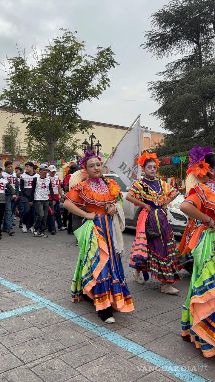 $!El contingente del Ateneo Fuente incluyó grupos de danza folclórica que recorrieron las principales calles del Centro Histórico.