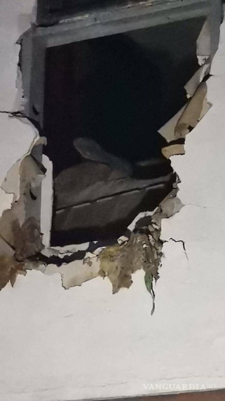 $!El rescate se llevó a cabo luego de que se identificara que un hueco en una pared del segundo piso había aumentado de tamaño, generando un peligro inminente para la integridad física del adulto mayor.