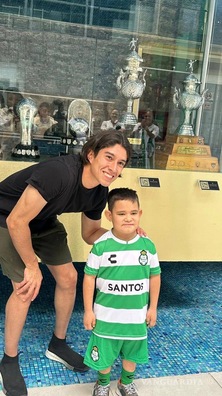 $!El pequeñín tuvo la oportunidad de convivir con el portero santista Héctor Holguín.