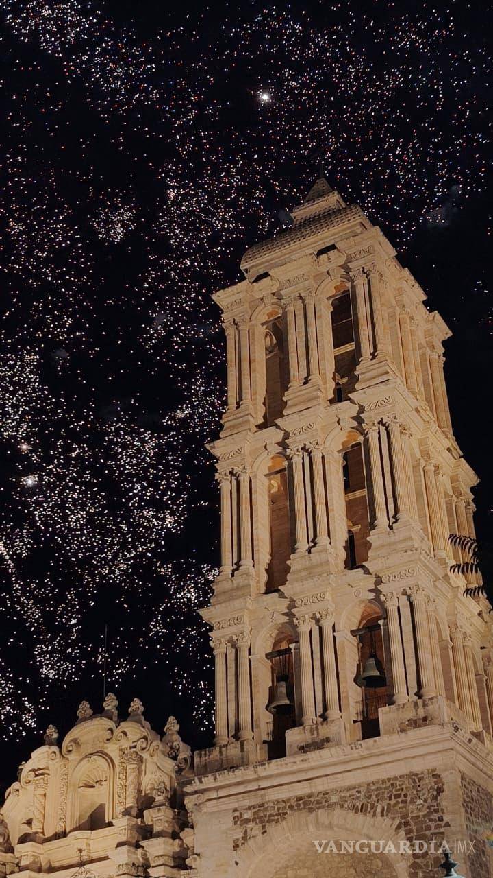 $!Las torres de la Catedral quedaron enmarcadas por la pirotecnia durante los festejos.
