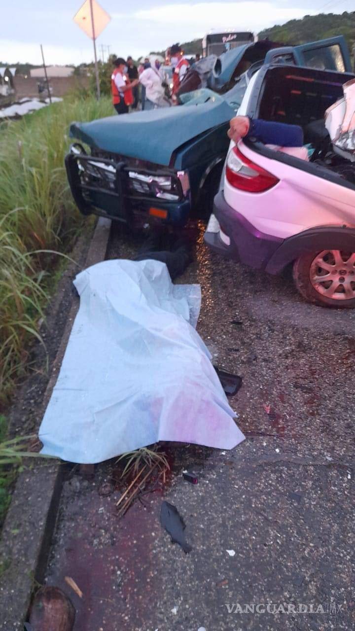 $!Nueve muertos deja fatal accidente en vía Zihuatanejo-Acapulco