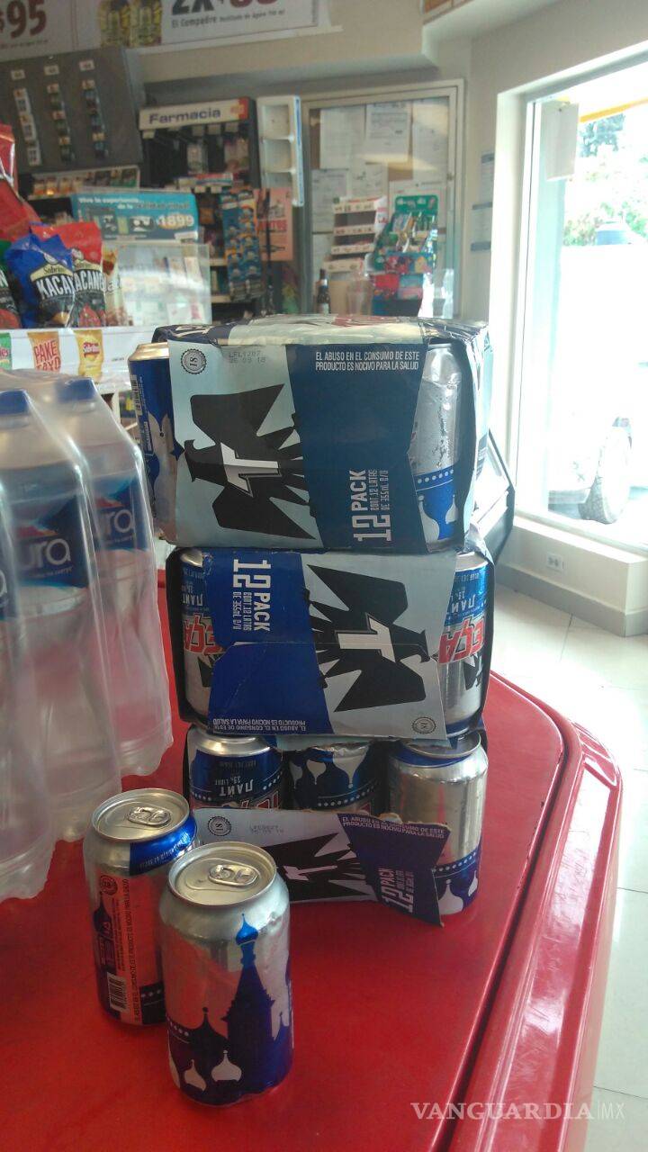 $!Jóvenes son detenidos cuando salían de un Oxxo cargados de cerveza sin pagar