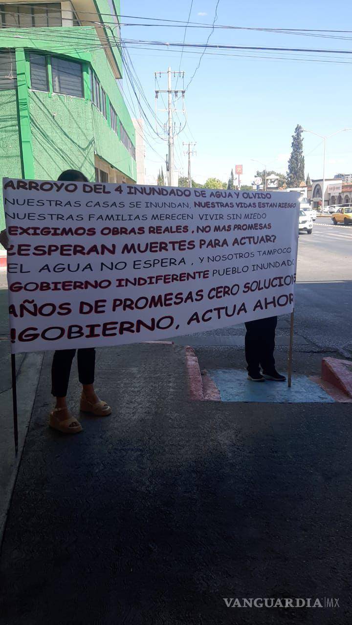 $!Durante la protesta, los ciudadanos extendieron su llamado al Poder Legislativo y Judicial, solicitando su intervención y apoyo legal para los afectados.