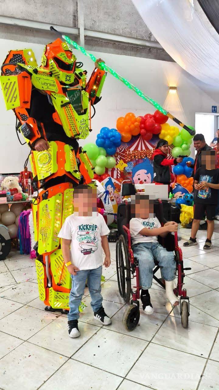 $!Un robot interactivo recorrió el salón y se convirtió en uno de los principales atractivos para los menores.
