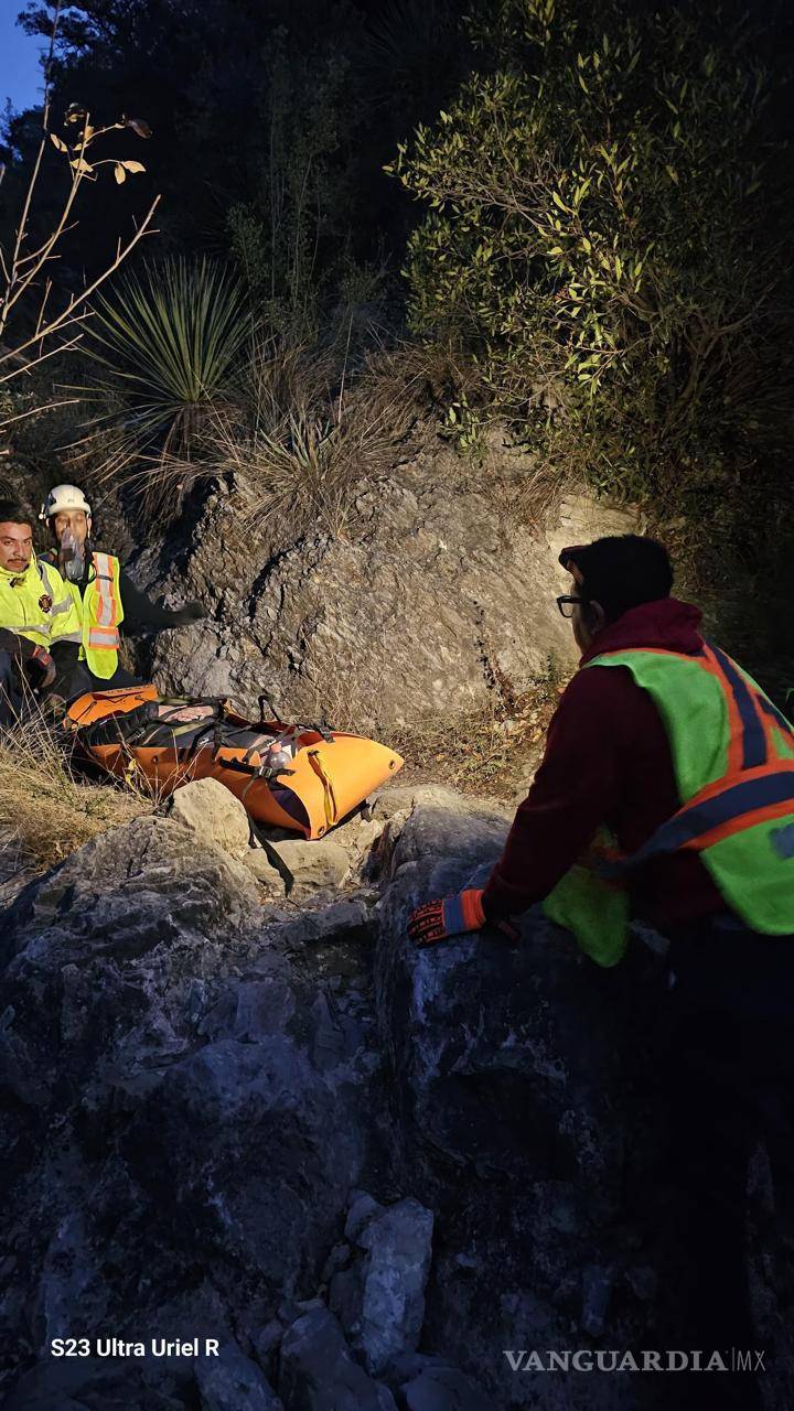 $!Gracfias a la intervención de los bomberos, la mujer que bajada sana y salva.