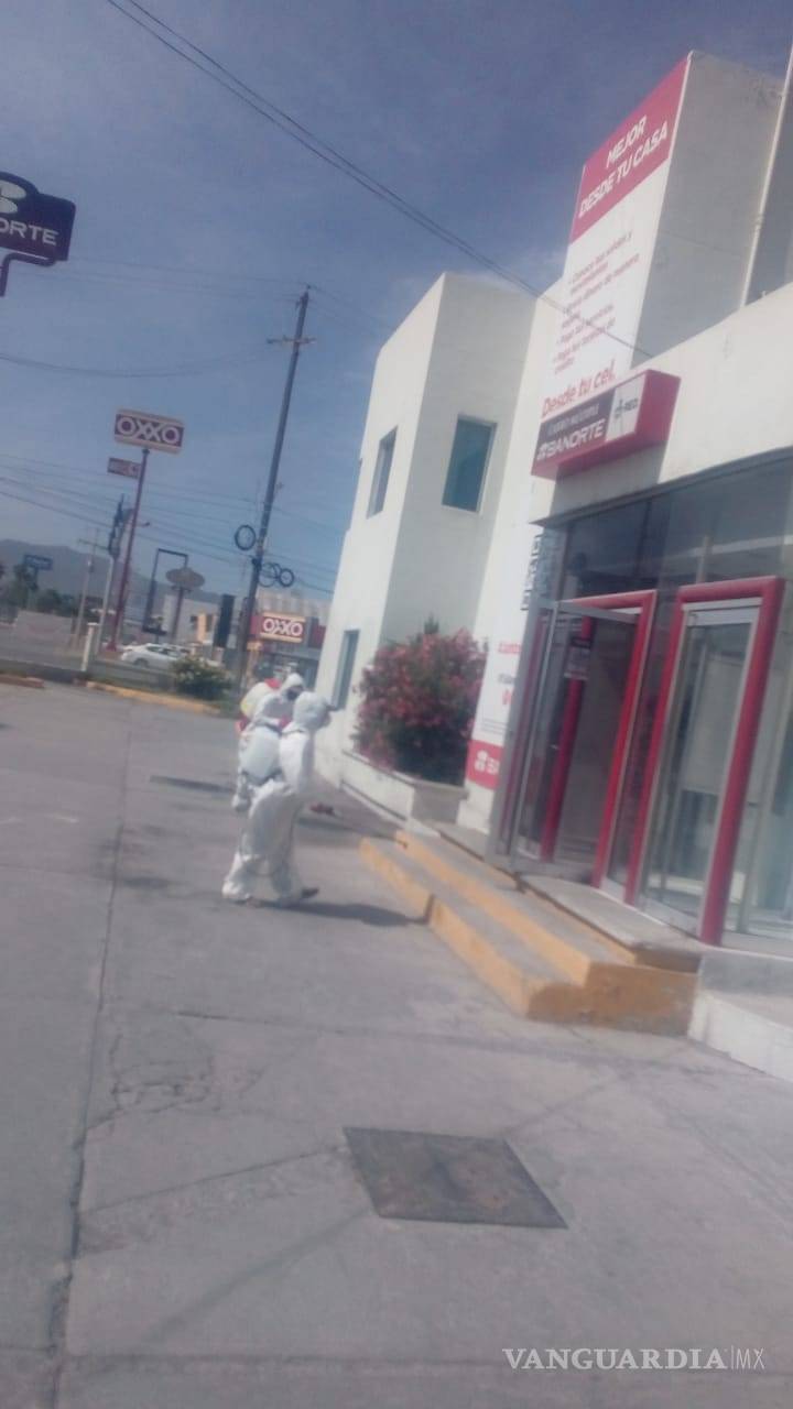 $!Sanitizan exteriores de sucursales bancarias en Monclova, Coahuila