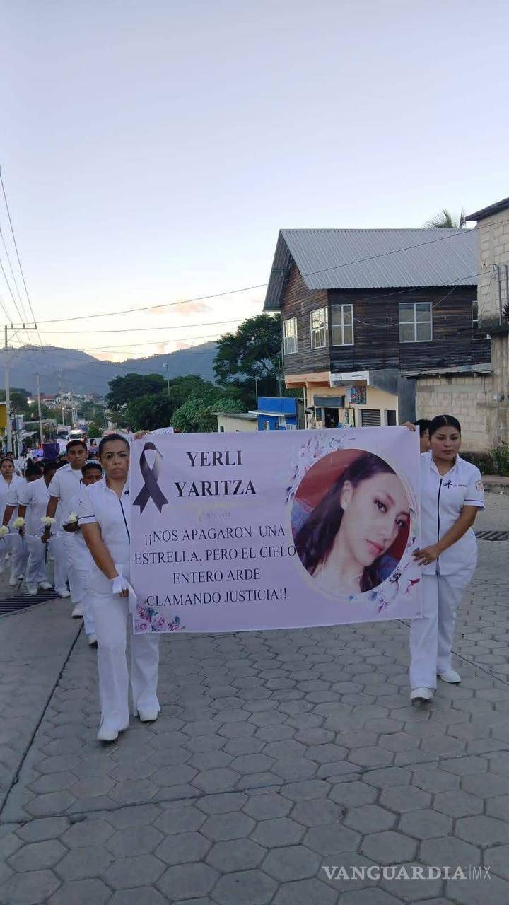 $!La comunidad estudiantil de la UBBJ y habitantes de Ocosingo colocaron veladoras, flores y mensajes en memoria de Yerli Yaritza, mientras exigen justicia y una investigación transparente por su feminicidio