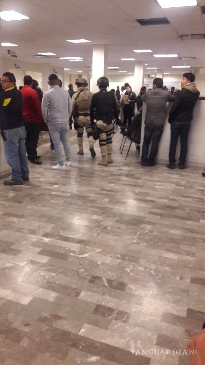 $!Desalojan en Torreón la Junta de Conciliación... ¡por falsa alarma de bomba!