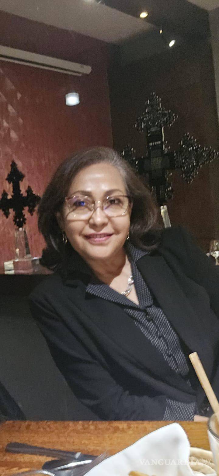 $!María de los Dolores Rangel trabaja en su taller, rodeada de los retratos que han ayudado a cambiar la vida de decenas de animales.