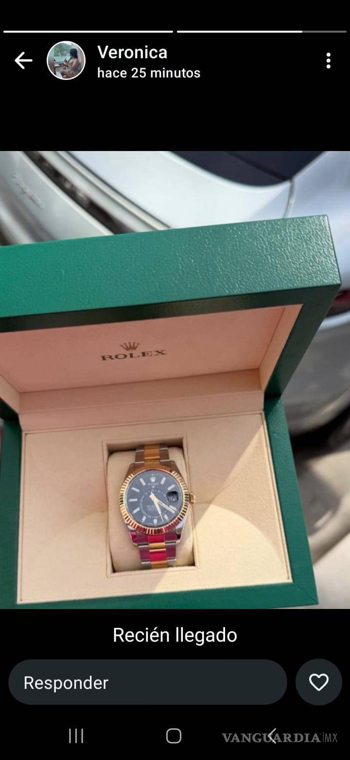 $!En redes sociales circularon imágenes de los relojes clonados que vendía esta mujer en complicidad con un hombre que sigue prófugo.