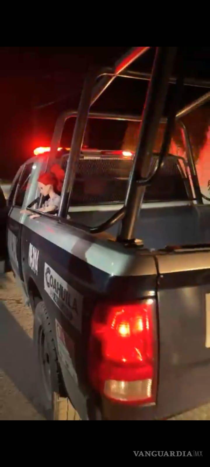$!Tras revisar la muñeca, los agentes procedieron a retirarla de la vía pública y trasladarla a Seguridad Pública Municipal.