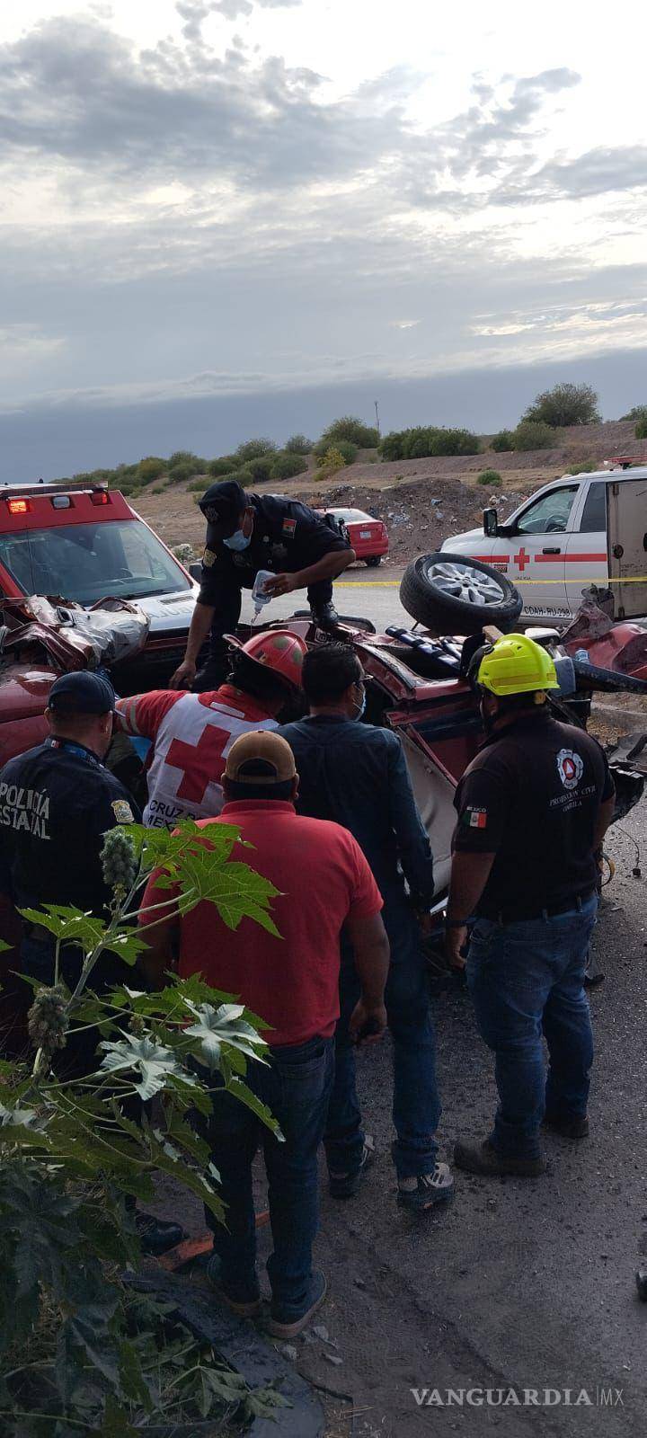 $!Fue necesario utilizar las “quijadas de la vida” para rescatar al conductor de la camioneta.