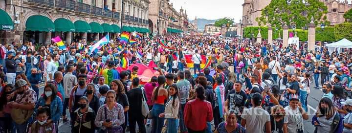 $!Alrededor de 20 mil personas marcharon por los derechos LGBT en Michoacán