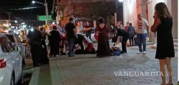 $!Medios locales compartieron las imágenes, donde se percibe a la familia dando los primeros auxilios a la víctima identificada como Marco Antonio Rosales Contreras de 32 años, y su hermana Michelle de 23