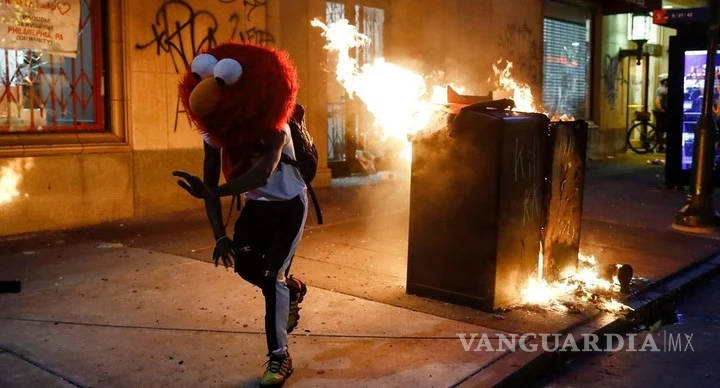 $!Del meme a la vida real... Elmo en llamas se suma a las protestas por el asesinato de George Floyd (fotos)