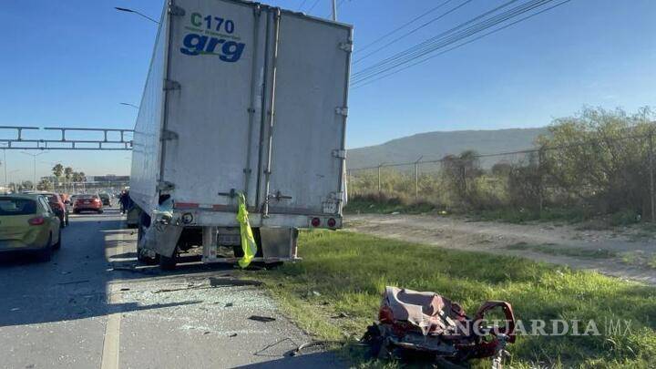 $!Alrededor de las 7:30 de la mañana de este viernes se recibió el reporte al número de emergencias, 911, de un fuerte accidente en la salida de Saltillo con dirección a Ramos Arizpe.