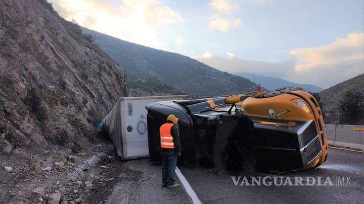 $!Al lugar también acudió una ambulancia de Caminos y Puentes Federales (Capufe) para valorar al conductor, quien no necesitó de traslado a una clínica.