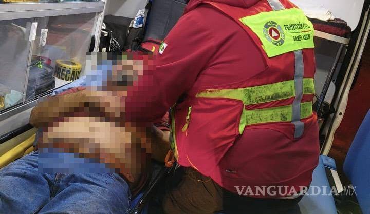 $!Carlos Benjamín ¨N¨, conductor del tráiler, resultó con contusión en la frente y una herida de aproximadamente 10 centímetros.