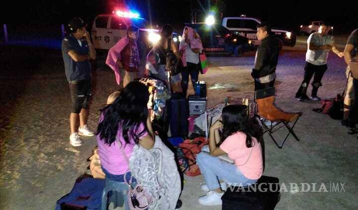 $!Carretera Saltillo-Torreón: Camión de pasajeros choca contra tráiler; accidente deja 2 muertos y 15 heridos