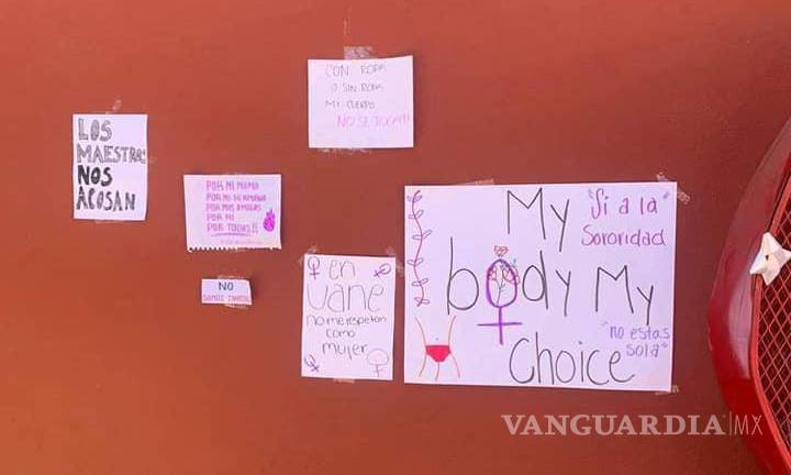 $!Alumnas de la UANE colocaron carteles con frases de protesta en las instalaciones.