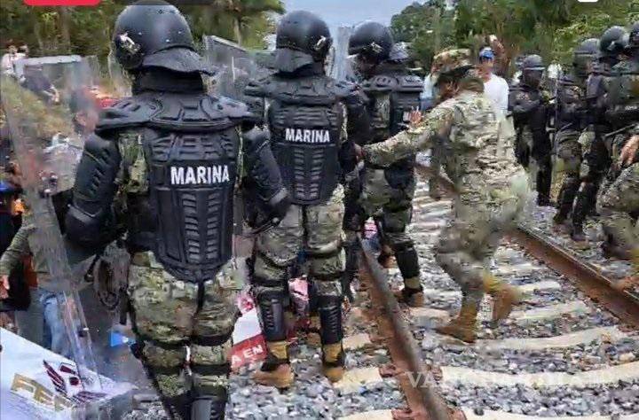 $!Marinos y policías desalojan a ex ferrocarrileros que bloqueaban el Tren Transístmico, en Oaxaca