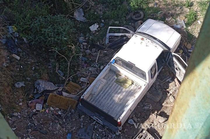 $!El vehículo cayó al fondo del arroyo y de ahí salieron del auto los tripulantes tratando de escapar de la policía.