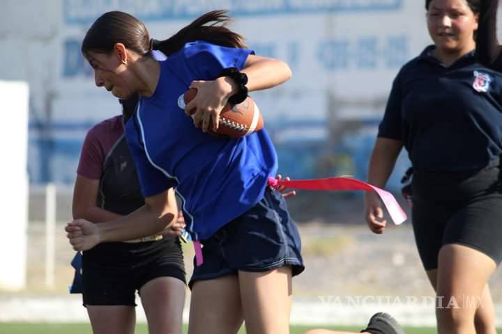 $!Alumnos entregan todo en cada jugada de futbol bandera.