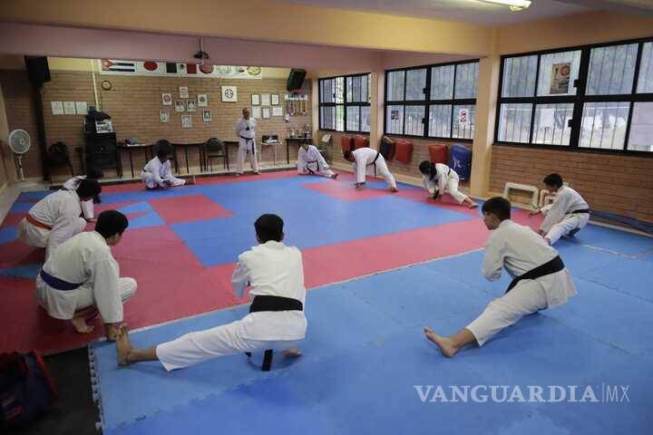 $!El karateca entrena en el Dojo ubicado en la ENEF, guiado por el sensei Rafael Ochoa.