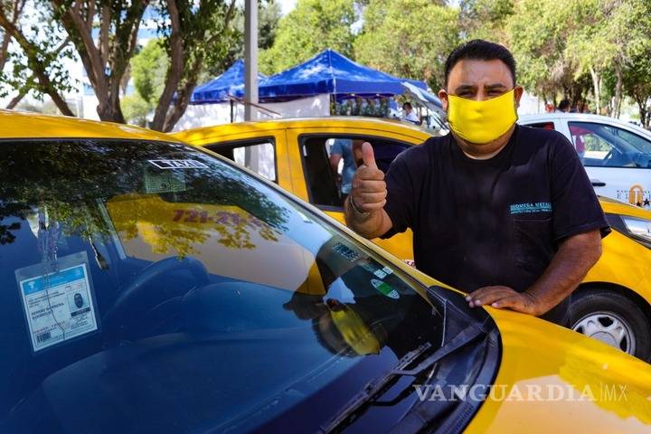 $!Ayuntamiento de Torreón realiza la sanitización de 600 unidades de taxis