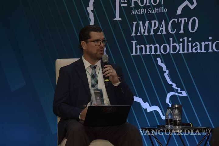 $!1er. Foro Impacto Inmobiliario organizado por la AMPI Saltillo en el salón G&amp;G, con Eduardo Legorreta como moderador del diálogo entre expertos.