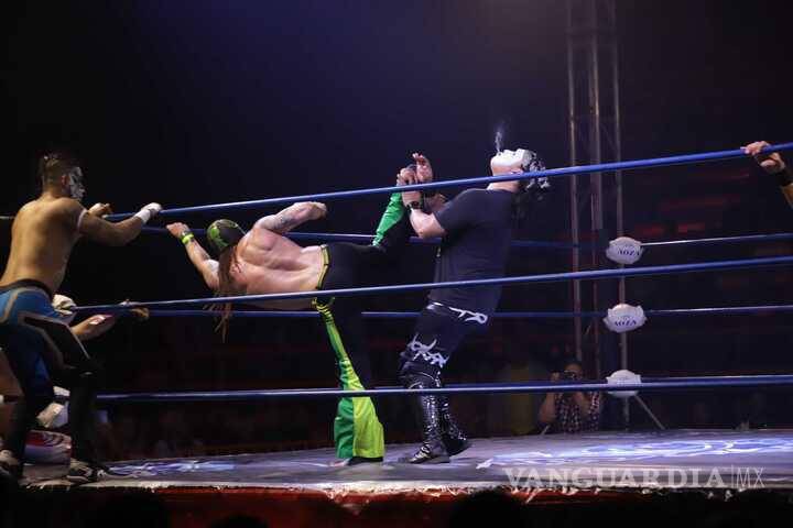 Vibrante noche de lucha libre vivió Saltillo este sábado
