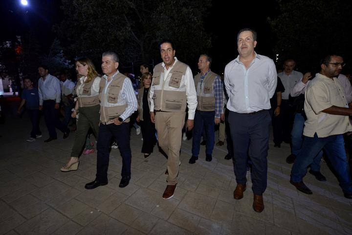 $!El Gobernador inició el recorrido acompañado del Alcalde de Ramos Arizpe y medios de comunicación. En la imagen acompañados de Armando Castilla.