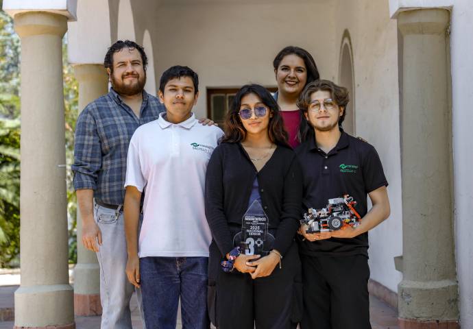 Alumnos del CONALEP que resultaron con el 3er lugar en la Olimpiada de Robótica en Londres