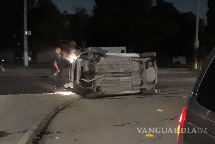 $!El auto terminó volcado.