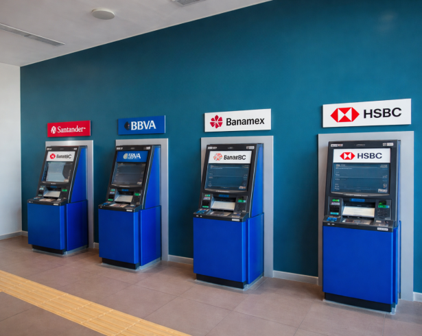 Mientras gigantes como Santander y BBVA ajustan su red física debido a la inseguridad en diversas regiones y al bajo volumen de transacciones presenciales, las plataformas tecnológicas y la conectividad móvil se consolidan como el nuevo motor de inclusión financiera.