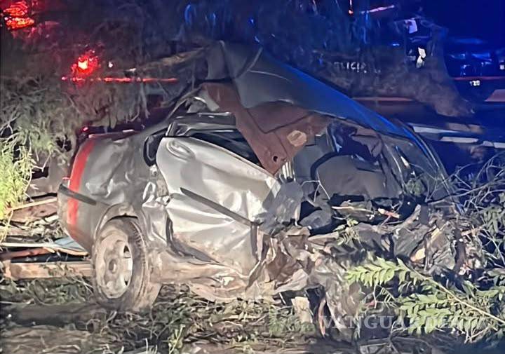 $!Familiares de las víctimas acudieron al lugar tras conocer el accidente ocurrido la noche del viernes.