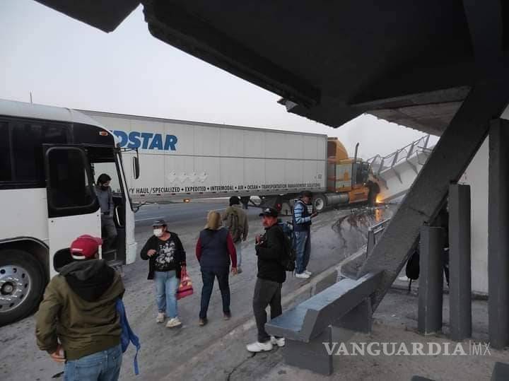 $!Tráiler derriba puente peatonal en carretera San Luis-Querétaro